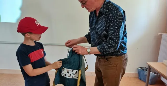 photo  lors de l’assemblée générale, un jeune du centre de loisirs a été récompensé par le président.  &copy;  ouest-france 
