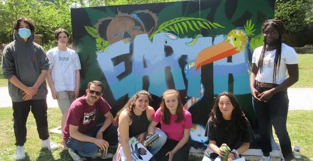 photo  les élèves du collège saint-jean avec leur professeur posent devant leur fresque en cours de réalisation  &copy;  le maine libre 