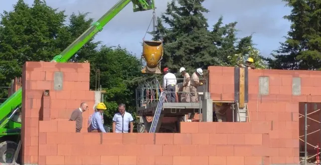photo  lanceement travaux de la maison d’assistantes maternelles de saint-georges-du-bois.  &copy;  le maine libre 
