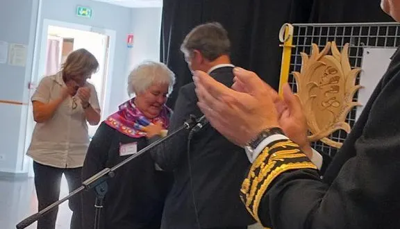 photo  janine barbey reçoit les palmes académiques.  &copy;  ouest-france 