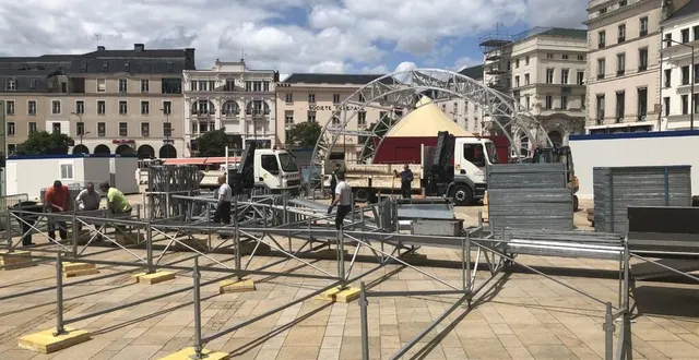 photo  place de la république, on s’active pour monter les infrastructures nécessaires au bon déroulement du pesage.  &copy;  le maine libre 