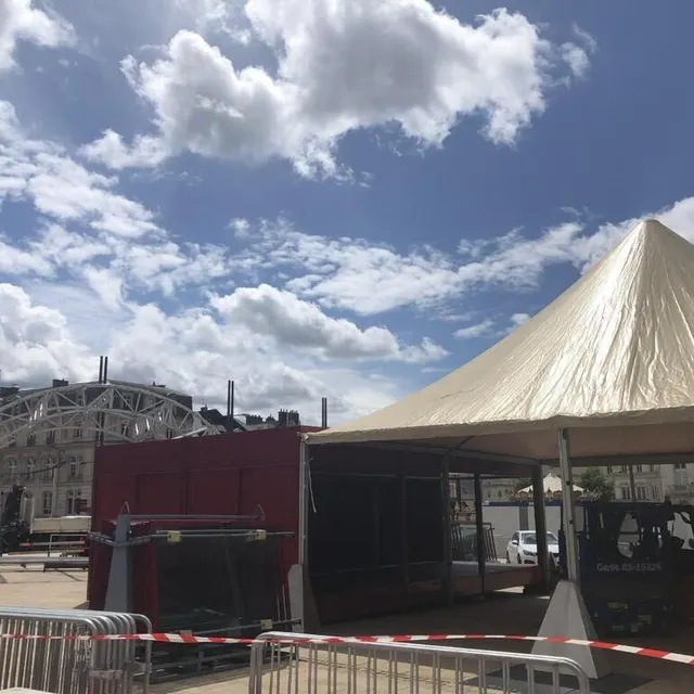 photo place de la république, on s’active pour monter les infrastructures nécessaires au bon déroulement du pesage.  ©  le maine libre
