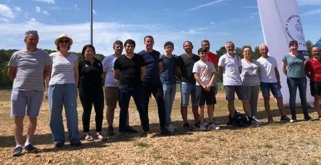 photo  toute l’équipe des bénévoles mobilisée autour du stade.  &copy;  le maine libre 