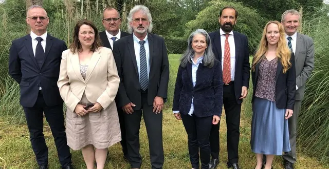 photo  les candidats du rn sarthois, de g. à dr. : fabien carton (suppléant 4e circonscription), angélique furet (2e circonscription), christophe hannier (suppléant 3e circonscription), bruno pinçon (3e circonscription), edwige picouleau (1re circonscription), raymond de malherbe (4e circonscription), victoria de vigneral (5e circonscription) et son suppléant : pierre vaugarny.  &copy;  photo le maine libre 