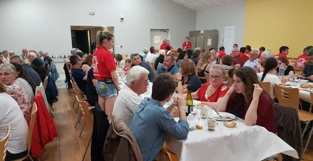 photo  la salle des fêtes de gréez a accueilli près d’une centaine de personnes pour le repas des pompiers.  &copy;  martine thimond 