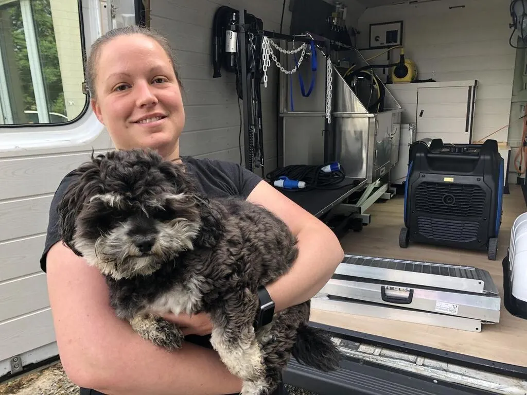 À Bellevigny, Mégane créé un salon de toilettage itinérant La Roche