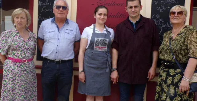 photo  de gauche à droite : liliane maingard, christian vernet, adjoints, laura et teddy lehain, carole heulot, maire de ruaudin.  &copy;  le maine libre 