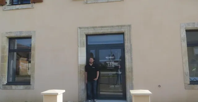 photo  aurélien devant son restaurant « les trois-mousses ».  &copy;  ouest-france 