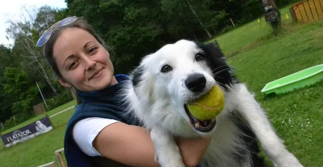 photo  coraline mousset avec sa chienne jaguar, sur le terrain du club lavallois du chien de travail, à laval. elles participeront toutes les deux aux mondiaux de flyball les 28 et 29 mai 2022.  &copy;  ouest-france 