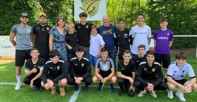 photo  andreas debout au centre, entouré de sa famille d’accueil et de ses amis du club de foot d’écommoy  &copy;  le maine libre 