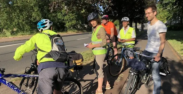photo  des membres de l’association aime (agir ici et maintenant pour l’environnement) arrêtés, vendredi 20 mai 2022, à hauteur du passage à niveau sur la route du mans, à sablé-sur-sarthe : un endroit bien peu sécurisant pour le cycliste.  &copy;  ouest-france 