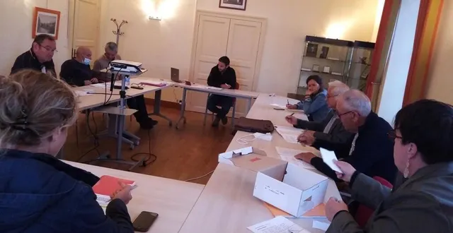 photo  la séance de conseil municipal a été agitée le mercredi 25 mai, plusieurs élus ont pris la parole pour viser le maire anaël robert. à noter que le portrait du président macron avait été raccroché après avoir été retiré par ce dernier.  &copy;  ouest-france 