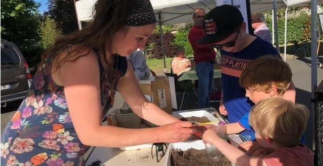 photo  camille forme les enfants à repérer les « p’tites bêtes » dans le compost.  &copy;  le maine libre 