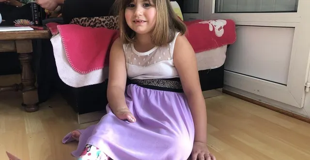 photo  louane, actuellement en grande section à l’école saint-exupery et reconnue handicapée à 80 % et plus, attend un accompagnant d’élèves en situation de handicap (aesh) pour lui faciliter son quotidien en milieu scolaire.  &copy;  ouest-france 