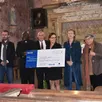 photo  remise du chèque de 8 000 € a vincent hulot, maire de la commune avec les représentants d’allianz, la représentante du projet « le plus grand musée de france », la présidente de l’association les amis de saint-julien et le curé. 