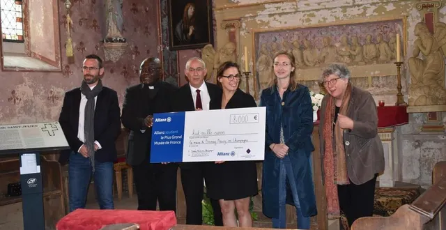 photo  remise du chèque de 8 000 € a vincent hulot, maire de la commune avec les représentants d’allianz, la représentante du projet « le plus grand musée de france », la présidente de l’association les amis de saint-julien et le curé.  &copy;  le maine libre 
