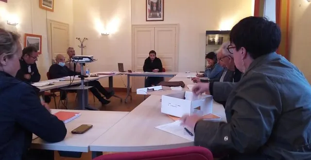 photo  la séance de conseil du 25 mai, sous la présidence encadrée du président macron de retour, est restée mouvementée. à droite (au fond) nicolas delaunay et denis alus, les adjoints mis en cause par le maire.  &copy;  co 