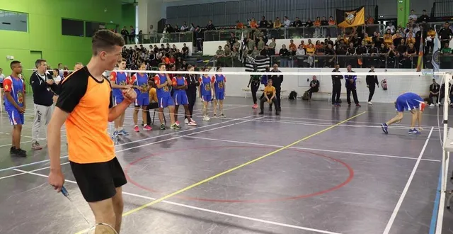 photo  le 32e tournoi inter-lycées de la défense a lieu à la flèche. le premier challenge était le badminton, jeudi 26 mai 2022. un élève du prytanée affronte un autre lycéen.  &copy;  ouest-france 