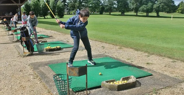 photo  des cm1 et cm2 de l’école saint-joseph de précigné ont découvert le golf, mardi 24 mai 2022, au golf de sablé-solesmes.  &copy;  ouest-france 