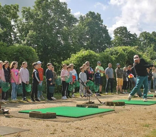 photo bernard giordanengo, enseignant professionnel au golf de sablé-solesmes, a commencé l’initiation par une démonstration a qui captivé les écoliers.  ©  ouest-france