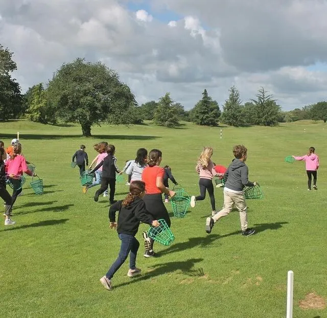 photo avant de pouvoir s’exercer, il a fallu ramasser toutes les balles disséminées dans le practice.  ©  ouest-france