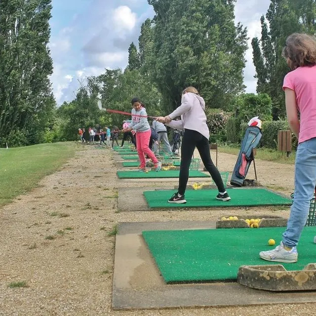 photo les élèves se sont notamment entraînés à manier le fer sur le practice.  ©  ouest-france