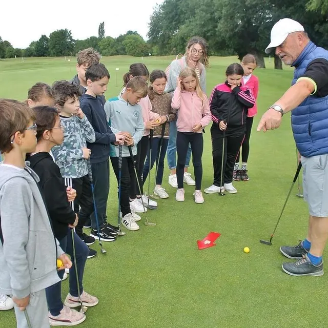 photo benoist coubard, président de l’association sportive du golf de sablé-solesmes, a mené l’initiation sur la partie putting.  ©  ouest-france