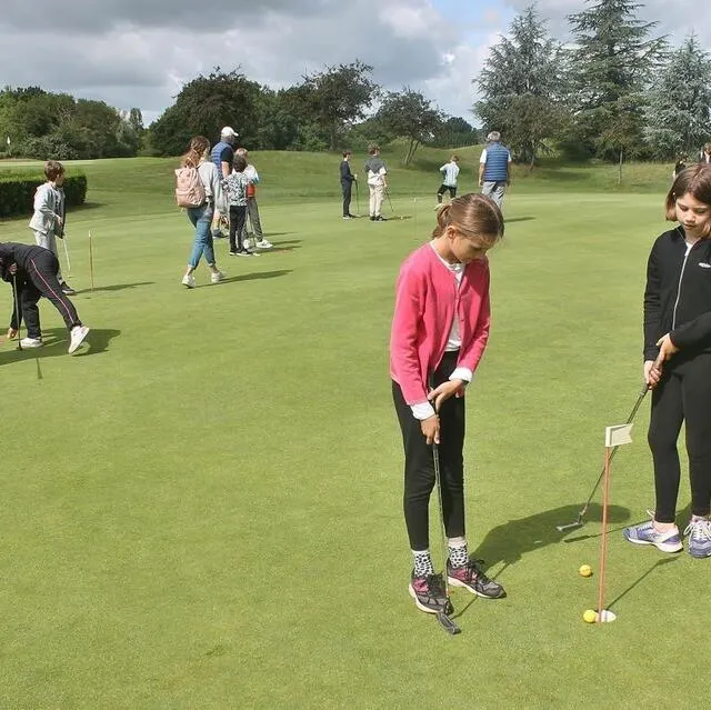 photo les élèves se sont aussi essayés à la technique du putting, pour mettre la balle au fond du trou.  ©  ouest-france