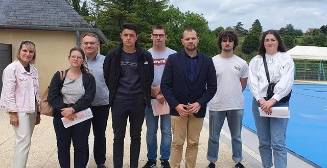 photo  fabrice goyer-thierry a présenté les nouveaux régisseurs et agents d’entretien pour l’ouverture de la piscine.  &copy;  le maine libre 