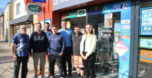 photo  raphaël roger, (2e à gauche ), accompagné des membres de l’amicale sportive du chédouet (ams) foot.  &copy;  ouest-france 