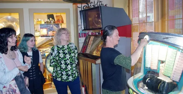 photo  florence pasquet a présenté les instruments mécaniques du musée  &copy;  le maine libre. 