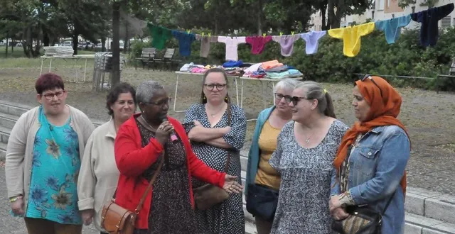 photo  latifa beury remercie les généreuses tricoteuses du centre social.  &copy;  le maine libre 