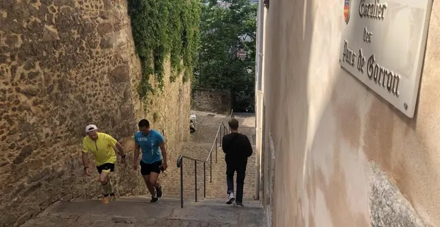 photo  fabrice didier (en jaune), ici avec un accompagnateur, a gravi l’escalier des pans de gorron à 587 reprises.  &copy;  le maine libre 