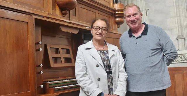 photo  valérie ragaru et jean-marie marquiset, de l’association des amis de l’orgue de sablé-sur-sarthe, posent près de l’instrument, dans l’église notre-dame.  &copy;  ouest-france 