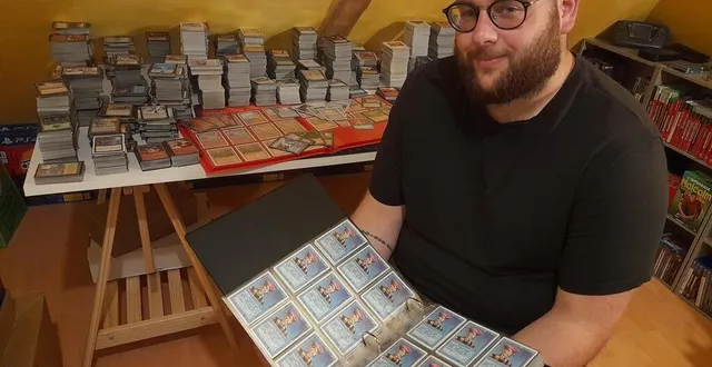 photo  vincent peut passer des heures et des heures avec les cartes du jeu magic the gathering. les ranger l’apaise.  &copy;  ouest-france 