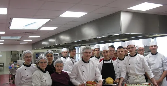 photo  les seize élèves du bac pro cuisine lors du dîner.  &copy;  ouest-france 