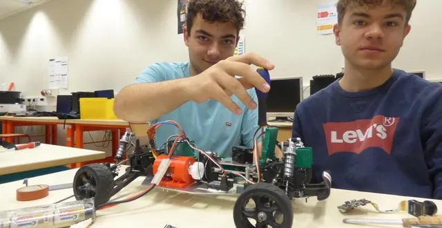 photo  derniers ajustements pour le bolide de gaspard et hugo, élèves de la classe de première sti2d, au lycée raphaël-élizé.  &copy;  ouest-france 