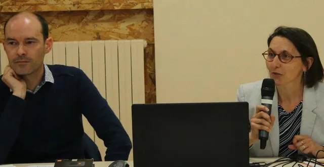 photo  thomas clavreul et nathalie lurson ont présenté les orientations du territoire communautaire, devant une vingtaine de personnes et membres du conseil municipal.  &copy;  ouest-france 