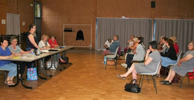 photo  christelle lehoux, la présidente, accueille les adhérentes.  &copy;  le maine libre 