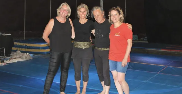 photo  de gauche à droite : la directrice de l’école sainte-anne-saint-joseph, isabelle fouqueray, les artistes, régi et marot et laure cadeau, présidente des parents d’élèves.  &copy;  ouest-france 