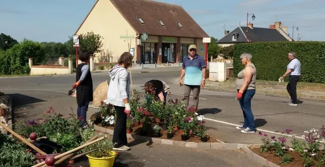 photo  pas étonnant que lombron soit une commune fleurie : une quarantaine de citoyens se sont attelés à la journée citoyenne, samedi.  &copy;  ouest-france 