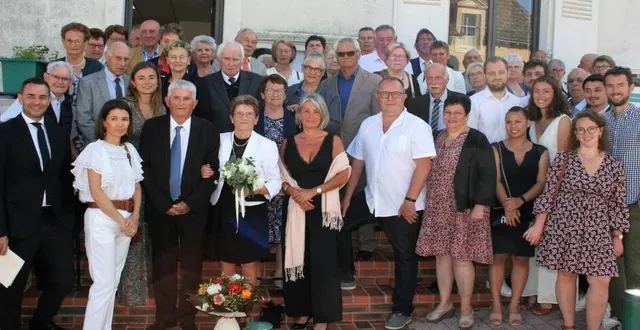 photo  colette et michel pottier entourés de la famille et des amis venus nombreux les féliciter.  &copy;  le maine libre 