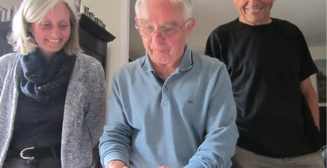 photo  céline bellée et michel blin entourent roger crétois.  &copy;  le maine libre 