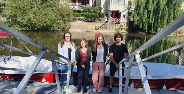 photo  noélia, émerence, juliette et anthony sont les saisonniers en charge de la location des barques.  &copy;  le maine libre 