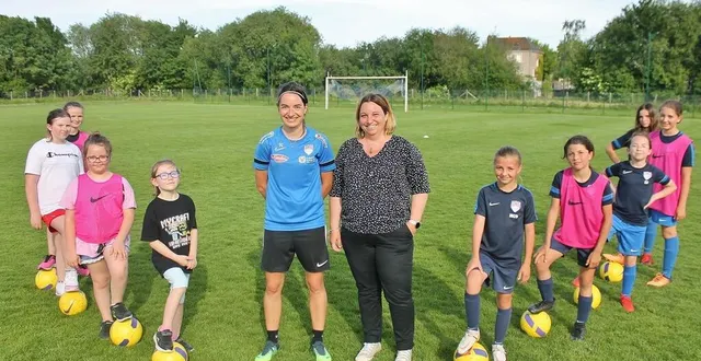 photo  typhaine cochon, en charge de l’école féminine de football du sablé fc, et stéphanie gabard, responsable de toute la section féminine du sablé fc, avec des jeunes joueuses à l’entraînement, au stade sosthène-bruneau, le 18 mai 2022.  &copy;  ouest-france 