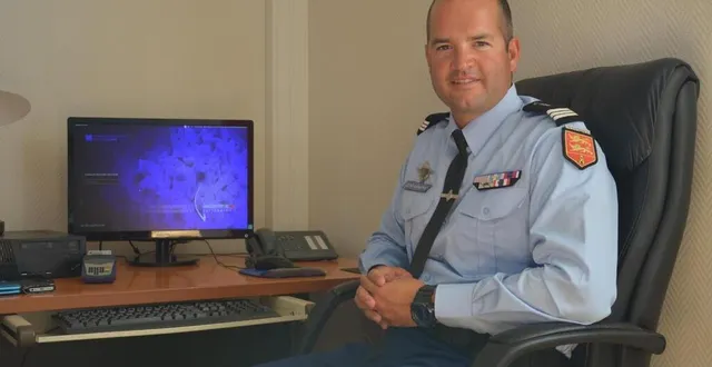 photo  le commandant gilles couëtoux du tertre a gagné son quatrième galon après son arrivée à domfront-en-poiraie.  &copy;  archives ouest-france. 