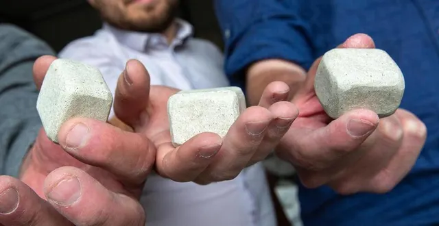 photo  les fossilisateurs de néolithe transforment les déchets en une nouvelle matière, l’anthropocite.  &copy;  archives co – régine lemarchand 