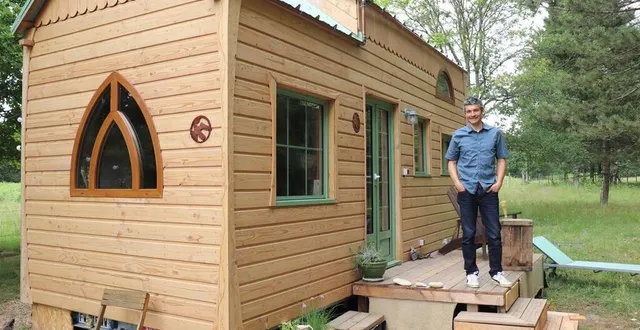 photo  cyril cabaret vit en tiny house depuis septembre 2020. il a déménagé dans la petite maison, visible sur la photo, à l’été 2021. c’est lui qui l’a construite.  &copy;  ouest-france 