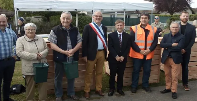 photo  les élus de la communauté urbaine, devant les trois composteurs.  &copy;  ouest-france 