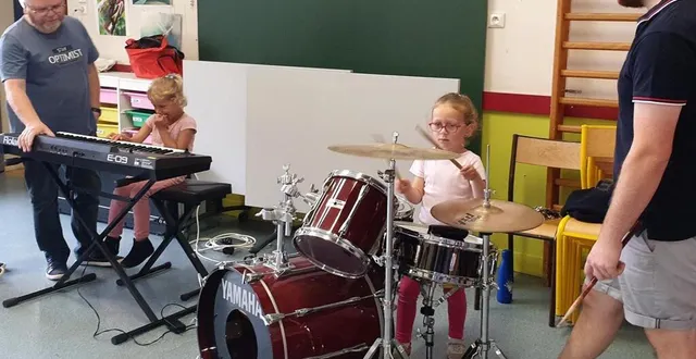 photo  les élèves ont pu tester les instruments de musique de leur choix.  &copy;  le  maine libre 